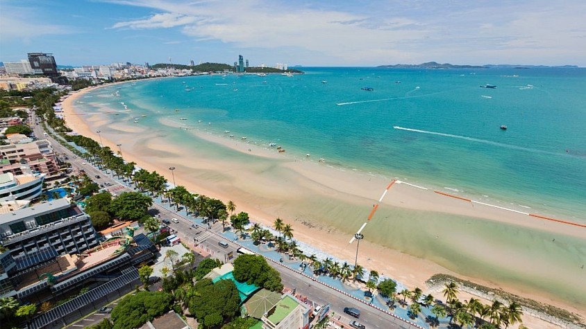 หาดพัทยา ชายหาดใจกลางเมือง ทรายสีทอง น้ำใส เหมาะแก่การพักผ่อน เล่นน้ำ และมีกิจกรรมทางน้ำมากมาย