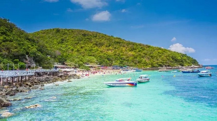 เกาะล้าน เกาะยอดฮิต น้ำทะเลใสสีฟ้า หาดทรายขาวบริสุทธิ์ เหมาะสำหรับดำน้ำ เล่นน้ำ และพักผ่อน