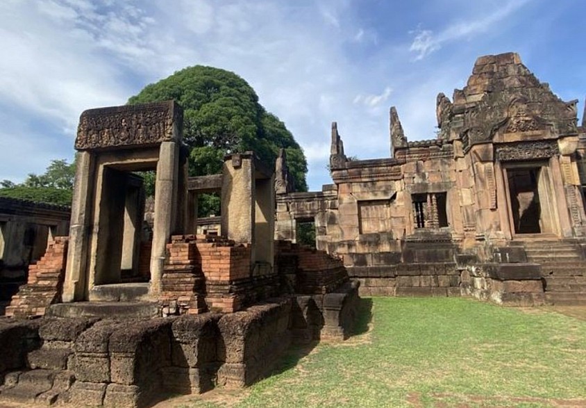 ปราสาทเมืองต่ำ — ปราสาทหินขอมล้อมรอบด้วยคูน้ำ สวยงามสงบ