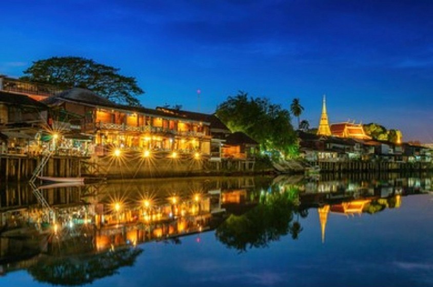 ย่านประวัติศาสตร์เก่าแก่กว่า 100 ปี บ้านเรือนไม้ริมน้ำ สะพานไม้ คาเฟ่ ของกิน มุมถ่ายรูปเพียบ ทั้งกลางวันและกลางคืนสวยต่างกันครับ