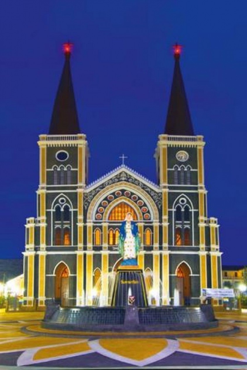 โบสถ์คริสต์ที่ใหญ่และสวยที่สุดในไทย สถาปัตยกรรมสไตล์โกธิก จำลองมาจากนอตเตอร์ดาม ฝรั่งเศส กระจกสีภายในสวยงามมาก ตั้งอยู่ริมแม่น้ำจันทบูรเลยครับ