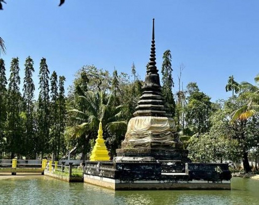 วัดเก่าแก่ที่สุดในจันทบุรี สร้างก่อนสมัยกรุงศรีอยุธยา เจดีย์โบราณและวิหารไม้ทรงคุณค่าทางประวัติศาสตร์ มีต้นมะพลับเก่าแก่เป็นเอกลักษณ์