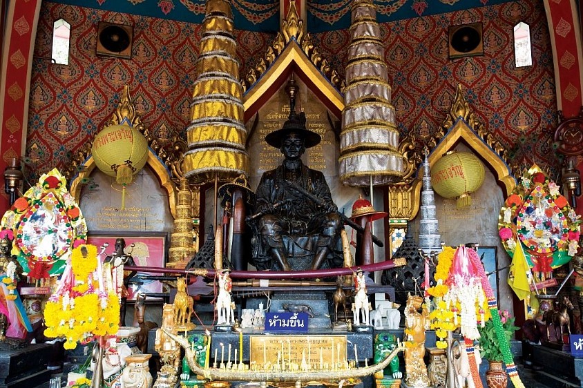 หน้าค่ายตากสิน อาคารทรงเก้าเหลี่ยม หลังคารูปพระมาลา (หมวกยอดแหลม) จุดศูนย์รวมใจคนจันทบุรีและนักท่องเที่ยว